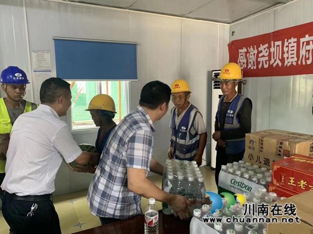 合江县尧坝镇开展“进企业送清凉”慰问活动
