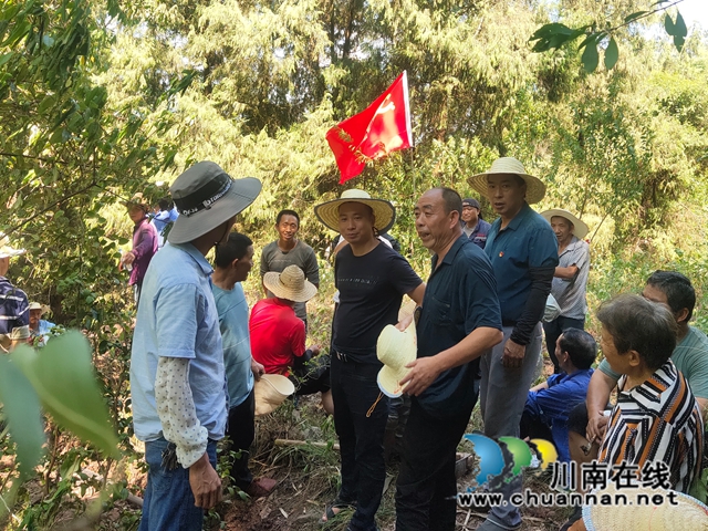 党旗飘扬下，白泥镇驻村第一书记、白泥镇水务站技术人员指导管道安装.jpg