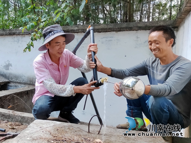古蔺县白泥镇：抗旱一线党旗飘，干群齐心解旱情