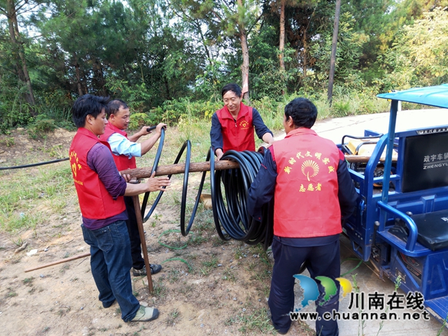 白泥村志愿者们挑供水管道下车.jpg
