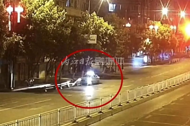 逮到！深夜，内江街头，这出租车撞坏隔离栏就跑——