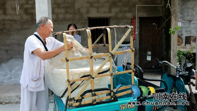 合江榕山镇：古稀老人自发联系水源，无偿把水送到村民家中