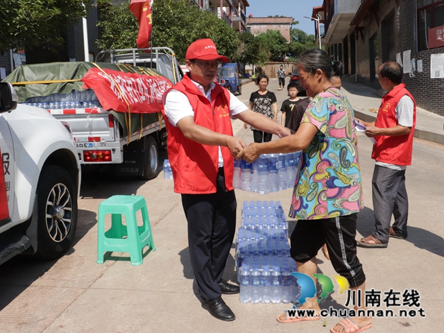 志愿者向群众发放水.jpg