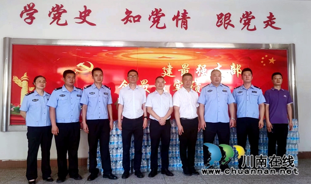 范秀全为市交警支队送清凉1.jpg