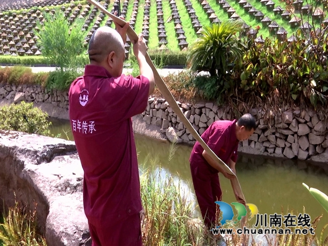 合江：爱心企业送水，助力抗旱保供