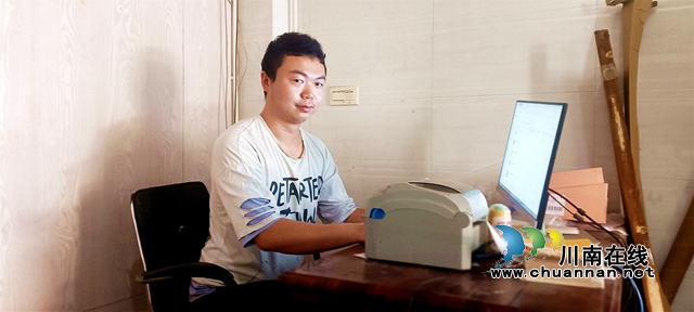 图2：古耀华在查看网上鸡蛋订单.jpg