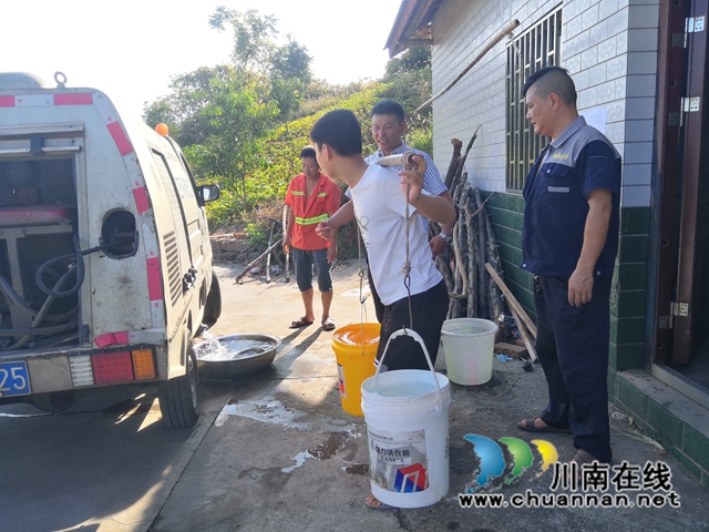 江阳区华阳街道：连续高温用水难，送水到户暖人心
