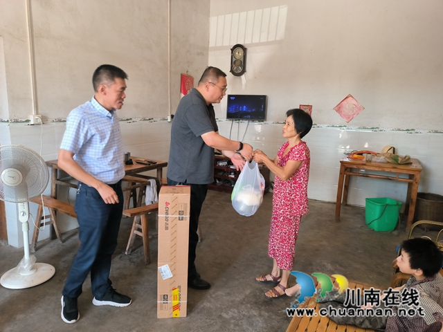 炎炎夏日送清凉，丝丝关爱沁人心！泸州市残联到泸县慰问困难残疾人