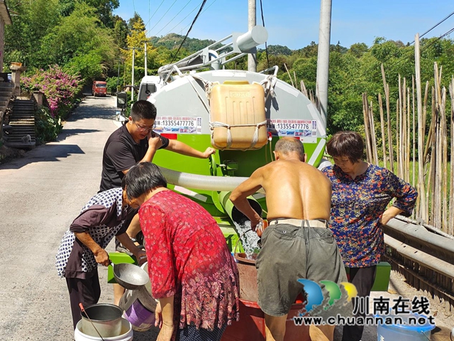 合江县凤鸣镇乡贤何清：顶烈日战高温，不辞辛劳送水忙