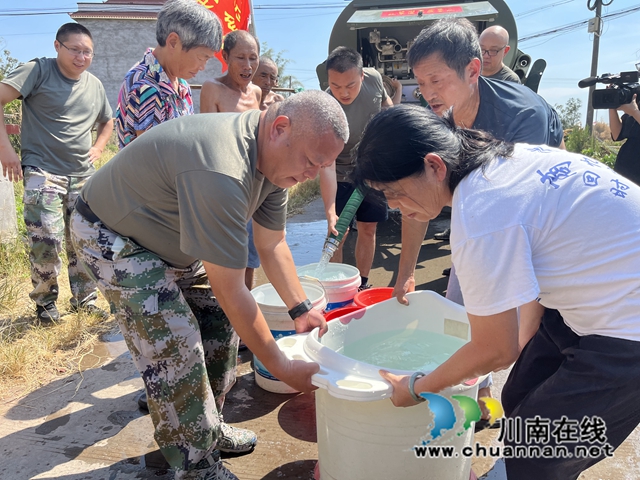 泸县：乡贤民兵齐上阵，送水进村“润”民心