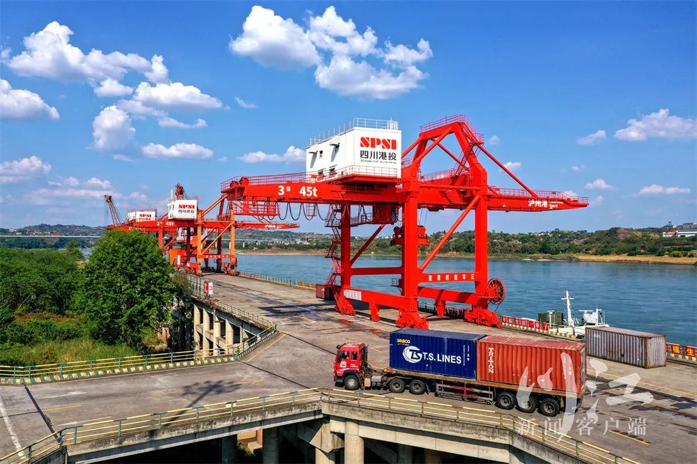 全力以赴拼经济搞建设丨10分钟变2分钟，泸州港提高货车进出闸口效率