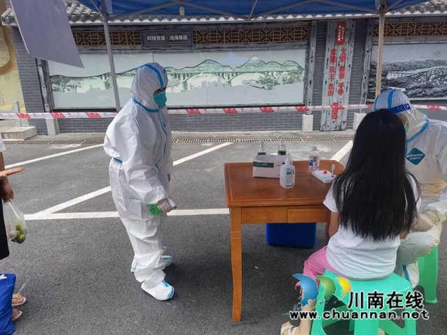 人大代表苏成敏进行消毒工作.jpg