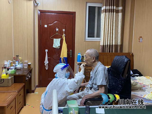 人大代表苏成敏上门为行动不便老人测核酸.jpg