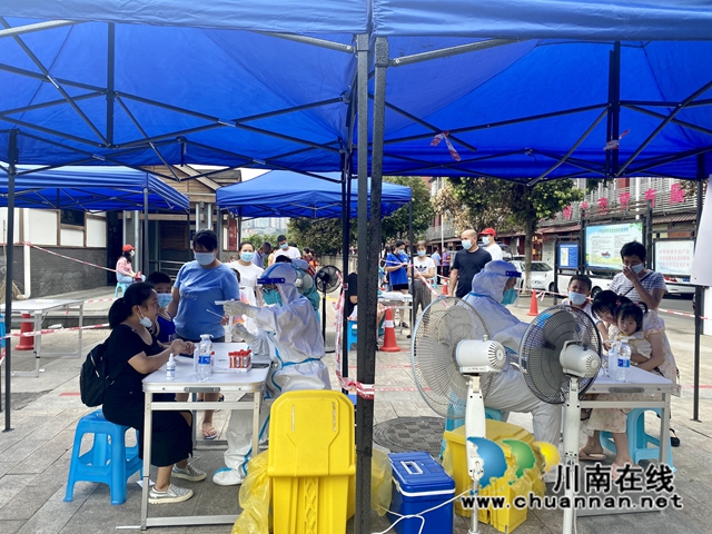 全员核酸，我们在行动！龙马潭区小市街道杜家街社区有序开展核酸检测工作