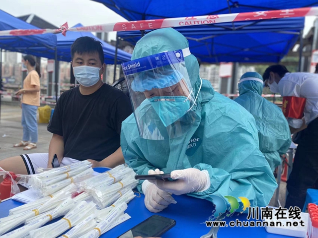 龙马潭区小市街道：开展全民核酸检测，青年志愿者在行动