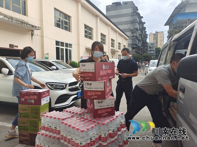 龙马潭区鱼塘街道：爱心捐赠暖人心，众志成城抗疫情