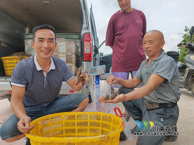 高兴地展示大头虾（曾佐然摄）.jpg