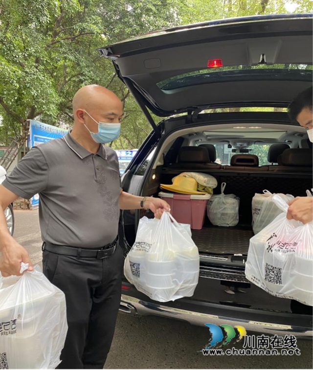 王晓林正在配送爱心餐.jpg