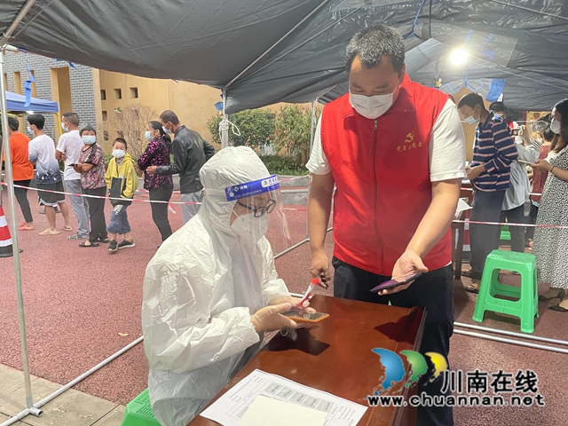 云龙镇党员志愿者协助医护人员进行核酸检测登记.jpg