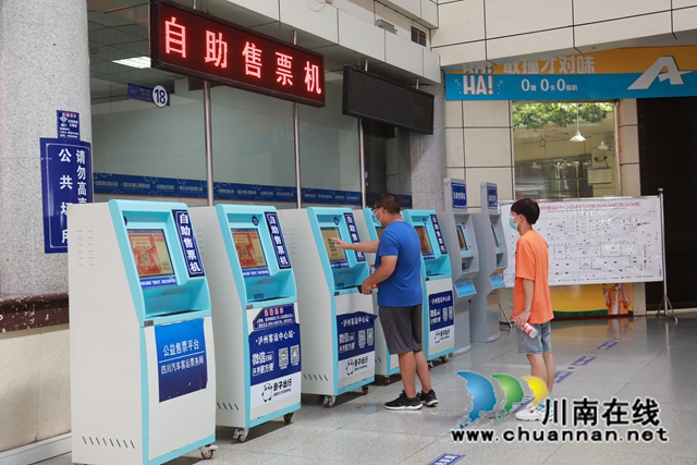旅客在自助购票机排队购票.JPG