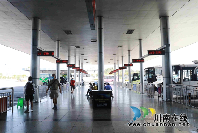 泸州客运中心站的发车站台.JPG