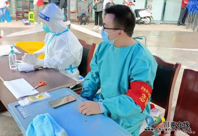 时为公司员工参加志愿者工作.jpg