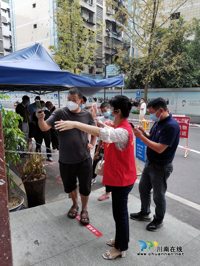 刘先勤帮助群众扫描填写天府健康通1.jpg