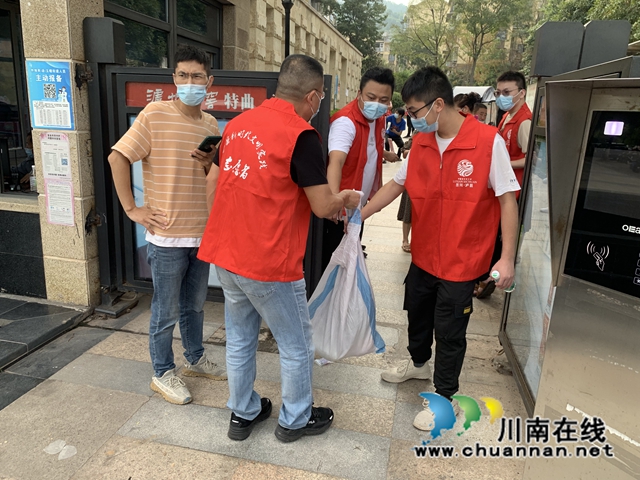 县住建局志愿者在金月湾小区协助进出核酸证明查验，生活物资进出传递工作 (5).jpg