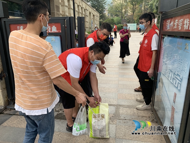 县住建局志愿者在金月湾小区协助进出核酸证明查验，生活物资进出传递工作 (3).jpg