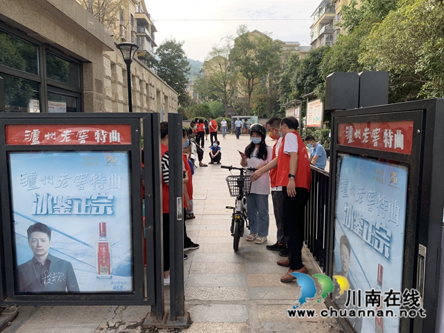 县住建局志愿者在金月湾小区协助进出核酸证明查验，生活物资进出传递工作 (1).jpg