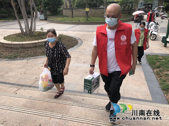 志愿者帮群众转运生活物资.jpg