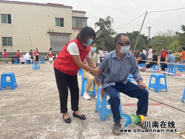 李佳的妈妈搀扶前来进行核酸检测的老人.jpg