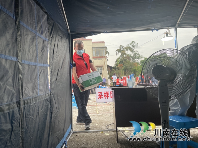 李佳的公公搬运医疗、后勤物资.jpg