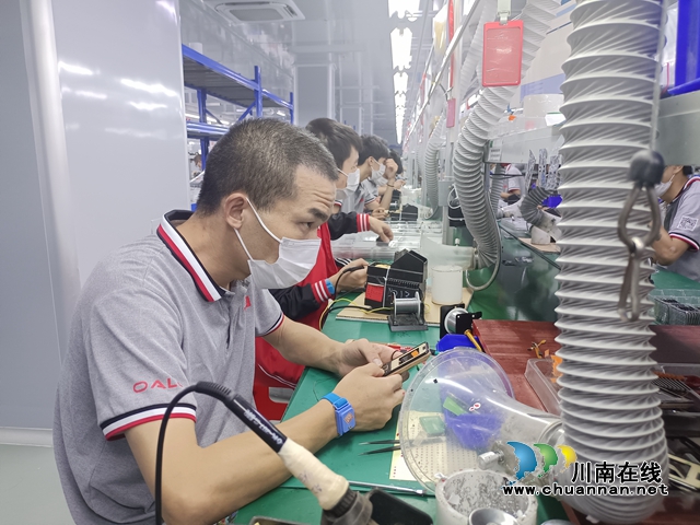 欧乐智能技术有限公司职工加工产品（钟丹摄）.jpg