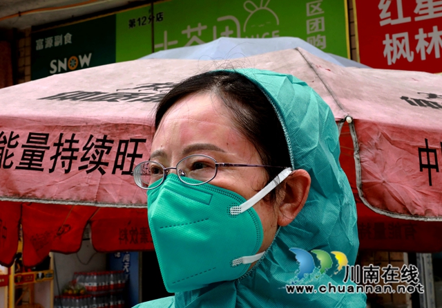 防护服下王文莲过敏的脸.JPG