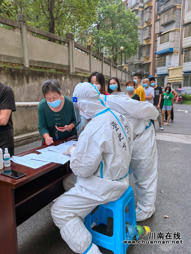 周学健在为居民登记信息.jpg