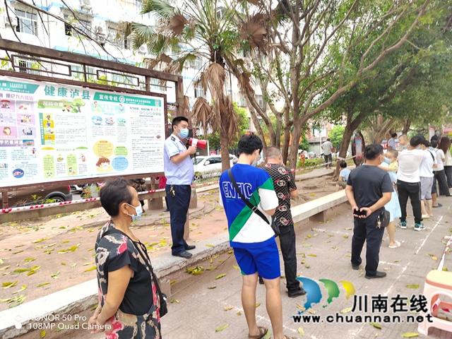 税务志愿者协助做好核酸检测.jpg