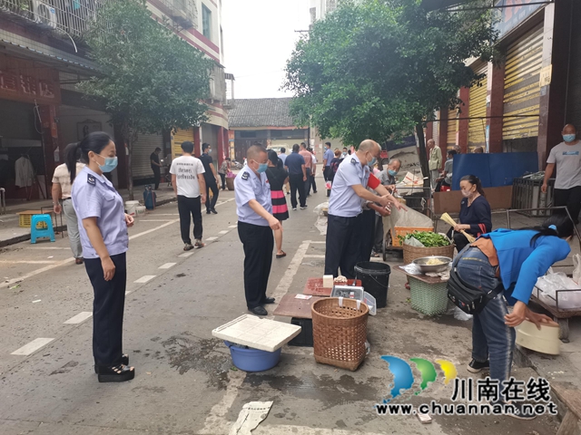 税务志愿者疫情期间秩序劝导.jpg