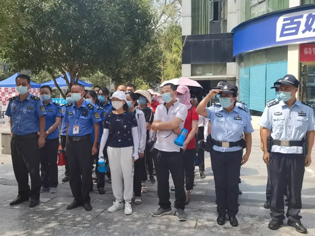 “接电话时还迷迷糊糊,挂了电话我翻身就下床了!”——泸州十八中教师志愿服务纪实(图5) 5.jpg