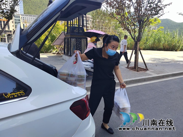 同心抗疫｜古蔺县彰德街道：爱心盒饭暖人心，乡贤同心抗疫情