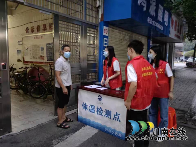 水务局干部甘当志愿者.jpg