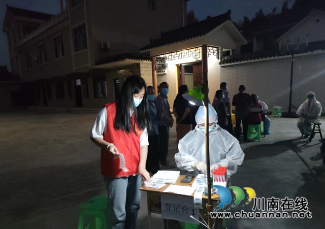 泸县立石镇:人大代表为人民,战“疫”一线显担当(图3) 镇人大代表孙锡红同女儿一起做志愿服务.jpg