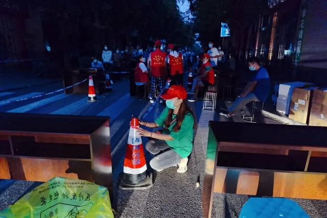 泸州公路：党员干部冲在前，“疫”线服务不停歇