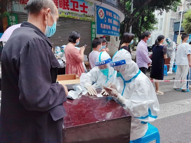 泸州公路:党员干部冲在前,“疫”线服务不停歇(图2) 2.jpg