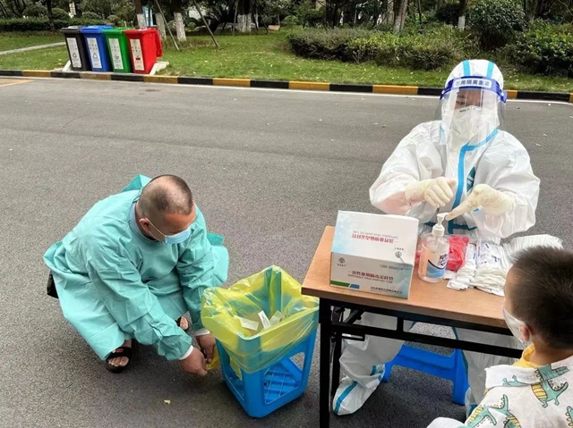 泸州公路:党员干部冲在前,“疫”线服务不停歇(图3) 3.jpg