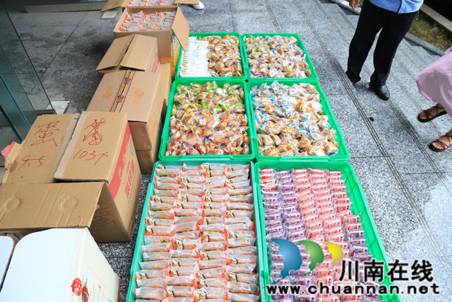 泸县云龙镇：蛋糕店老板自制1600个爱心月饼送到抗疫一线