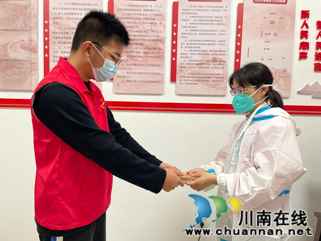 泸县云龙镇：“情暖中秋，温暖‘疫’线”