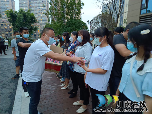 鱼塘街道望山坪社区：传递的不只是月饼，还是爱