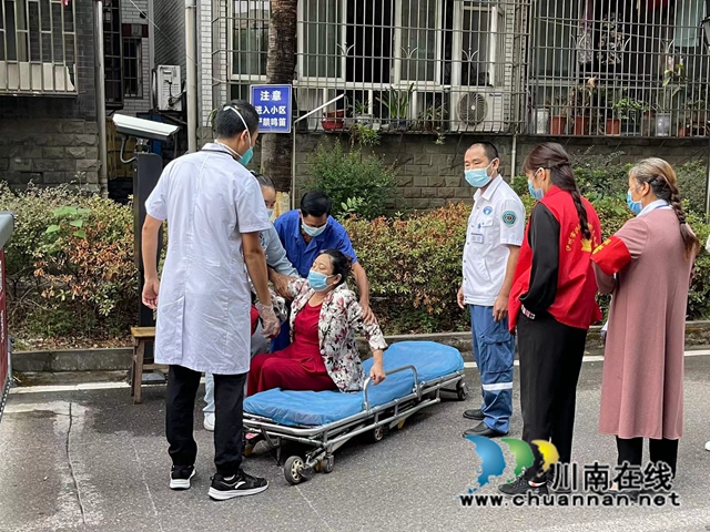 帮助患病老人就医（王鲁委摄）.jpg