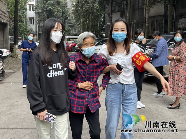 搀扶行动不便的老人（王鲁委摄）.jpg